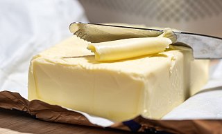 Für Butter müssen Verbraucher nun weniger bezahlen. (Symbolbild) - Hendrik Schmidt/dpa