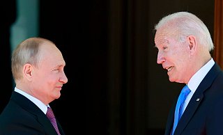 Wladimir Putin (l) und Joe Biden bei ihrem Treffen in der "Villa la Grange" in Genf im vergangenen Sommer. - Foto: Denis Balibouse/Pool Reuters/dpa