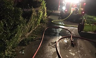 Eine etwa 15 Meter lange Hecke brannte an der Straße "Am Westerbach" in Kirchlengern. - Löschgruppe Kirchlengern-Mitte