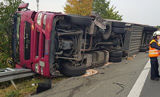 Dieser Lkw kippte auf der A 2 bei Gütersloh auf die Seite. Er war mit einer Vielzahl an Whiskeyflaschen beladen. - Andreas Eickhoff
