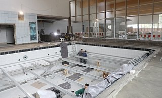 Das Lehr- oder Kursschwimmbecken mit einem Hubboden für bis zu 2,20 bis 2,50 Meter Wassertiefe. - Simone Flörke