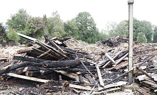 Nur ein einsamer Metallträger ragt noch aus dem Trümmerfeld, wo am Samstag noch ein Wohnhaus stand. - Burkhard Hoeltzenbein
