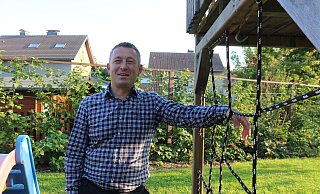 Radisa Amidzic lehnt in seinem Garten am Klettergerüst, das er selbst gebaut hat. Im Moment muss er seine handwerklichen Fähigkeiten zum Kleben und Aufhängen von Plakaten einsetzen. - Judith Gladow