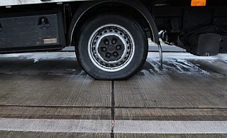 Der platte Reifen des Lkw. - Polizei