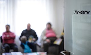 Warten gehört für viele Kassenpatienten bei Praxen dazu. (Archivbild) - Sina Schuldt/dpa