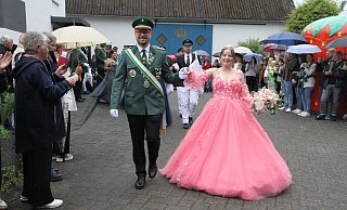 Im Mittelpunkt der Aufmerksamkeit stand das amtierende Königspaar Melanie und Michael Hesse. Königin Melanie trug zum Festumzug ein Kleid in strahlendem Pink mit Schleppe und einer mit Blumen bestickten Corsage. - Johannes Büttner