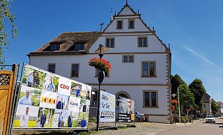Zur Wahlwerbung setzen die Kandidaten in Nieheim neben Plakaten auch auf persönliche Anschreiben an die Wähler. - David Schellenberg