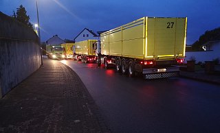 Rückstau: Auch zu später stunde stehen die Lkw in der Kampagne der Zuckerfabrik in der Landfurt noch Schlange. - Hermann Ludwig