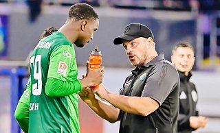 Stürmer Ilyas Ansah (l.) und Trainer Lukas Kwasniok könnten dem SC Paderborn in dieser Woche jeweils eine Millionen-Einnahme bescheren. - Besim Mazhiqi
