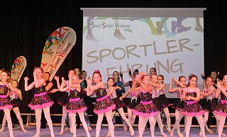 Flotter Auftakt: Die Kinder der Ballett-Schule "die tanzerei" eröffneten die Sportlerhung in der Lübbecker Stadthalle. - Klaus Frensing