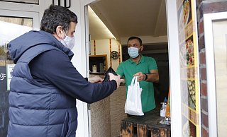 Murat Cesur hat den Bistrobetrieb eingestellt. Er setzt erneut ganz auf seinen Abhol- und Bringdienst. - Burkhard Hoeltzenbein