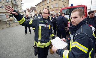 Hunderte Feuerwehrleute werden - wie hier im März - am Montag ausschwärmen, um sicherzustellen, dass sich niemand mehr im Gefahrenbereich aufhält. - Oliver Krato