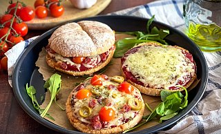 Ein rustikales Hamburgerbrötchen wird zur Pizzabasis, belegt mit Tomatenketchup, geschmolzenem Mozzarella und mediterranen Zutaten. - Anja Würfl/die-frau-am-grill.de/dpa-tmn