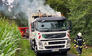 Die Feuerwehr begleitet den qualmenden Müllwagen. - Andreas Zobe