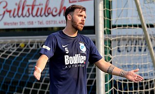 Mihail Yanev, Abwehrspieler von Fußball-Landesligist SV Eidinghausen-Werste, hier mit einer Reaktion nach einem Gegentor. - Egon Bieber