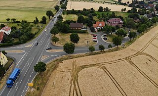 Auf die Bundesstraße 68 bei Dörenhagen (r.) treffen von rechts die Kirchborchener Straße und von links die Dahler Straße. An dieser Kreuzung zwischen Paderborn und Lichtenau gab es seit 2009 drei tödliche Unfälle. - Jens Reddeker