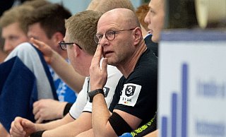 Angesäuert: Spenges Trainer Heiko Holtmann (r.) war von der Absage des Spiels in Hille wenig begeistert. - Noah Wedel