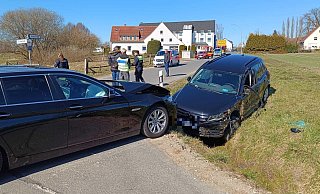 In Elverdissen kam es zu einem Verkehrsunfall. Dabei wurde die Tochter eines Unfallteilnehmers leicht verletzt. - Claus Frickemeier