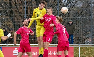 In der Fußball-Westfalenliga gastiert der VfL Theesen (rote Trikots) beim FC Preußen Espelkamp. - Andreas Zobe