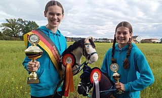 Finja (l.,15) und Maike Oberschmidt (12) zeigen ihre Trophäen von der Deutschen Meisterschaft. - Sven Hauhart