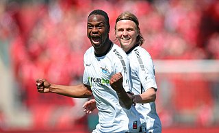 Ilyas Ansah (l) trifft trocken von der Strafraumgrenze. - Daniel Karmann/dpa