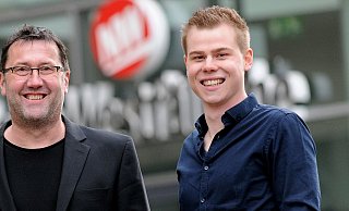 Nominiert: Jürgen Krüger (links) und Johannes Wöpkemeier aus der Redaktion Bad Oeynhausen haben es in die Endauswahl zum Grimme-Online-Award geschafft. - Maximilian Harre