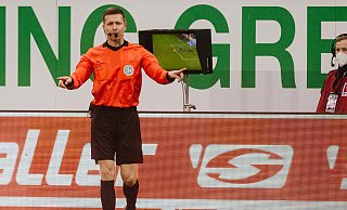 Schiedsrichter Tobias Welz hat sich den Zweikampf zwischen dem SCP-Torschützen Felix Platte und Ömer Toprak vor dem vermeintlichen Paderborner 4:3-Treffer noch einmal am TV-Monitor angesehen und entscheidet auf Foulspiel. - Besim Mazhiqi