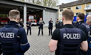 Einsatzbesprechung in Gütersloh: Polizeihauptkommissar Ralf Großelanghorst weist seine Beamten genau ein. - Wolfgang Wotke
