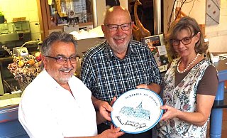 Von Sabine und Giovanni Guzzardi handsigniert ist das für „Uli von Nieheim“ aus Sizilien mitgebrachte Geschenk. - Josef Köhne