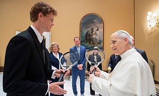 Zwei Tennisspieler unter sich: der Weltranglistenerste Jannik Sinner (links) und Papst Leo XIV. - --/Vatican Media/dpa