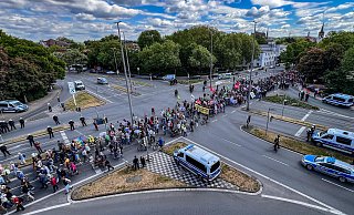 Über 2.500 Gegendemonstranten stellten sich den Neonazis in den Weg und zeigten Haltung. - Daniel Salmon