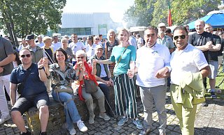 "Gemeinsam Leben in Gütersloh" - symbolisiert durch die Händekette zu Beginn - sport/presse/foto Dünhölter