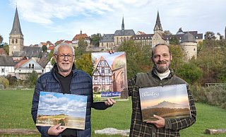 Karl-Heinz Wiemers (l.) und Ruben Emme vor der Kulisse der Stadt Warburg. - Miriam Emme