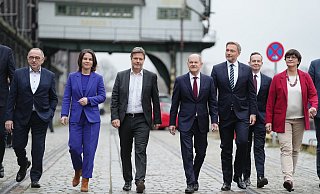 Die Ampel-Koalition auf einem Archiv-Foto vom 24.11.2021. - dpa