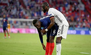 Gerieten in München kurz aneinander: Antonio Rüdiger (r) und Paul Pogba. - Foto: Matthias Hangst/Getty Pool/AP/dpa
