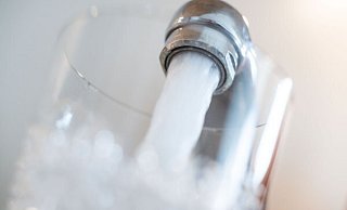 Die Stadtwerke Oerlinghausen sowie das zuständige Gesundheitsamt haben bei Untersuchungen des Trinkwassers Auffälligkeiten festgestellt. - Lino Mergeler/dpa