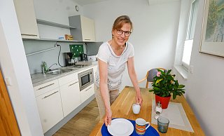 Wie in einer kleinen Ferienwohnung: Maike Horstbrink, Chefin des Hauspflegevereins, in der Küchenecke des Gästeapartments am Obersee. - Andreas Zobe