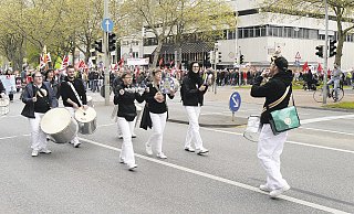 Trommler: Eine kleine Abordnung der Querschläger führt den Demonstrationszug der Gewerkschaften zum 1. Mai an; vorn: Sprecher Jochen Carl. - Johannes Kühle