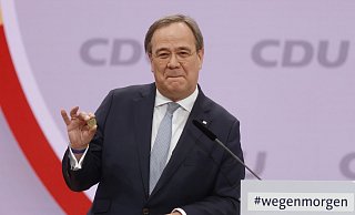 Die Münze hat Armin Laschet wohl Glück gebracht. - picture alliance / ASSOCIATED PRESS | Odd Andersen