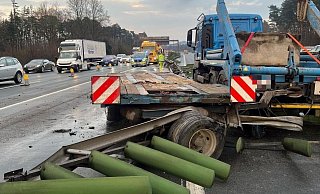 Der Lkw kam auf der Mittelleitplanke auf der A2 zum Stehen. - NW