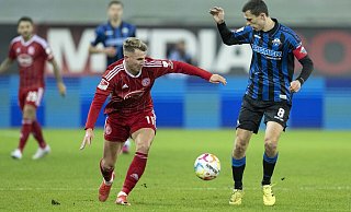 Maßgeblichen Anteil an der Offensivleistung des SC Paderborn hat auch Ron Schallenberg (r.) als eine von zwei zentralen Figuren im defensiven Mittelfeld. - dpa/David Inderlied