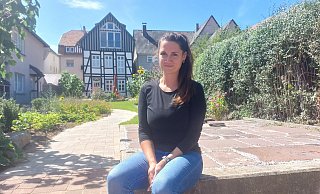 Maura Porrmann fühlt sich wohl im neuen, alten Haus in der Warburger Altstadt. Dort wo heute grüner Rasen prangt, standen einst ein kleiner Zwischenbau aus Fachwerk und das Backsteinhaus mit Dampf- und Matzenofen. - Dieter Scholz