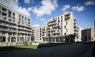 Verschiedene Wohnanlagen an einem Platz mit Kinderspielplatz im Quartier «Mitte Altona» in Hamburg. - Christian Charisius/dpa