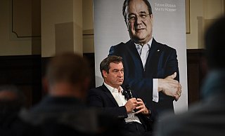 Bayerns Ministerpräsident Markus Söder (CSU), stellt das Buch "Der Machtmenschliche - Armin Laschet. Die Biografie" vor. - picture alliance/dpa