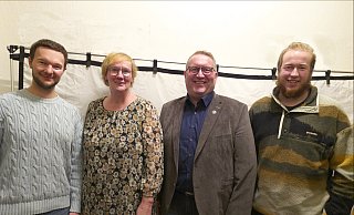 Der Fraktionsvorsitzende Jonas Schmidt, seine Stellvertreterin Martina Heitbrink, Bürgermeister-Kandidat Thorsten Möller und der SPD-Vorsitzende Tom Schiermeier bereiten für die SPD den Wahlkampf in Stemwede vor. - SPD Stemwede