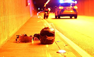 Auf dem Streifen neben der Fahrbahn wurden persönliche Dinge eines der beiden schwer verletzten Unfallopfer gelagert. Vor dem Helm zeichnen sich Schleifspuren ab. - Christian Bendig