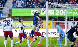 Paderborns Filip Bilbija (M) ist per Kopf erfolgreich. - David Inderlied/dpa