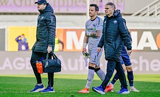 SCP-Torhüter Manuel Riemann (M.), der hier nach seiner Roten Karte gegen Fürth von Physio Jörg Liebeck (l.) und Mannschaftsarzt Lutz Mahlke vom Platz begleitet wird, muss nun drei Spiele zuschauen. - Besim Mazhiqi SCP-Torhüter Manuel Riemann (M.), der hier nach seiner Roten Karte gegen Fürth von Physio Jörg Liebeck (l.) und Mannschaftsarzt Lutz Mahlke vom Platz begleitet wird, muss nun drei Spiele zuschauen. - Besim Mazhiqi