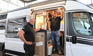 Ein Blick in die Werkstatt: Verkaufsleiter Holger Reick (l.) im Gespräch mit Serviceleiter Frank Drüke. - Simone Flörke