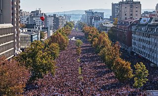 Zehntausende gedachten der 16 Opfer des Einsturzes des Bahnhofsvordachs in Novi Sad vor genau einem Jahr. - Armin Durgut/AP/dpa